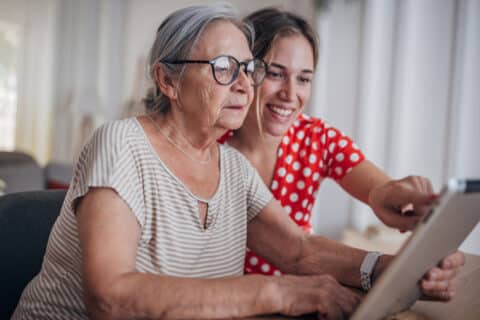 eine gen z und eine andere Generation arbeiten